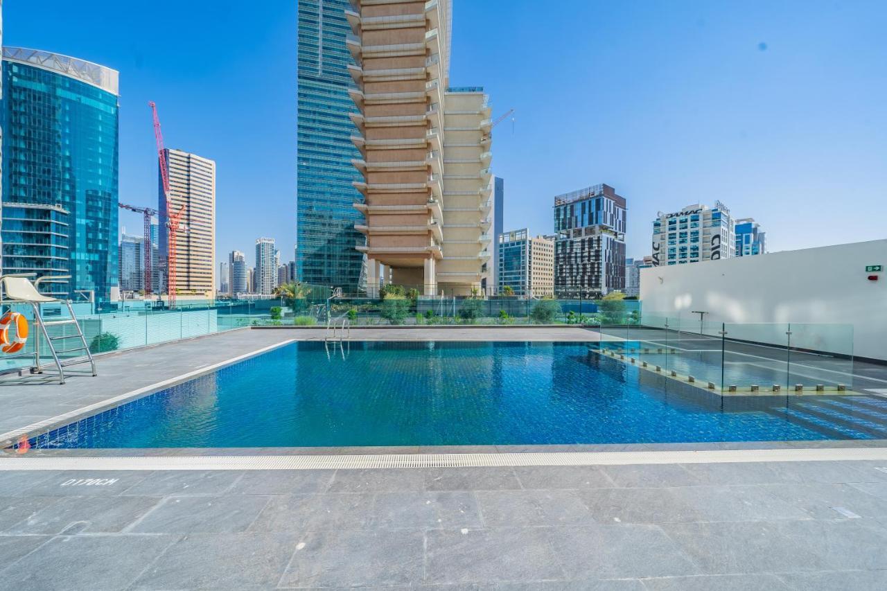 Stylish Waterfront Apartment With Views On Canal Dubai Exterior photo